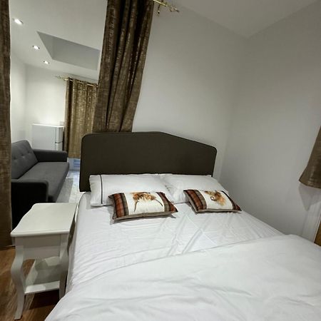 4Th Studio Flat With Private Own Bathroom A London Luxury Family Home Setup And Furnished With Double Bed Plus A Double Futon-Sofa Bed A Single Futon Bed A Baby Cot And Garden And Free Parking Eksteriør bilde