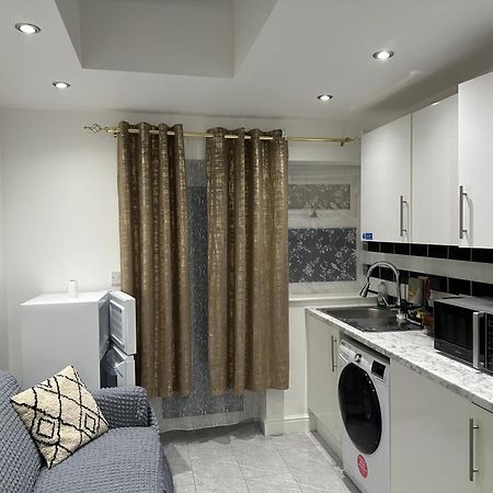 4Th Studio Flat With Private Own Bathroom A London Luxury Family Home Setup And Furnished With Double Bed Plus A Double Futon-Sofa Bed A Single Futon Bed A Baby Cot And Garden And Free Parking Eksteriør bilde