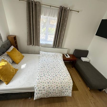 4Th Studio Flat With Private Own Bathroom A London Luxury Family Home Setup And Furnished With Double Bed Plus A Double Futon-Sofa Bed A Single Futon Bed A Baby Cot And Garden And Free Parking Eksteriør bilde