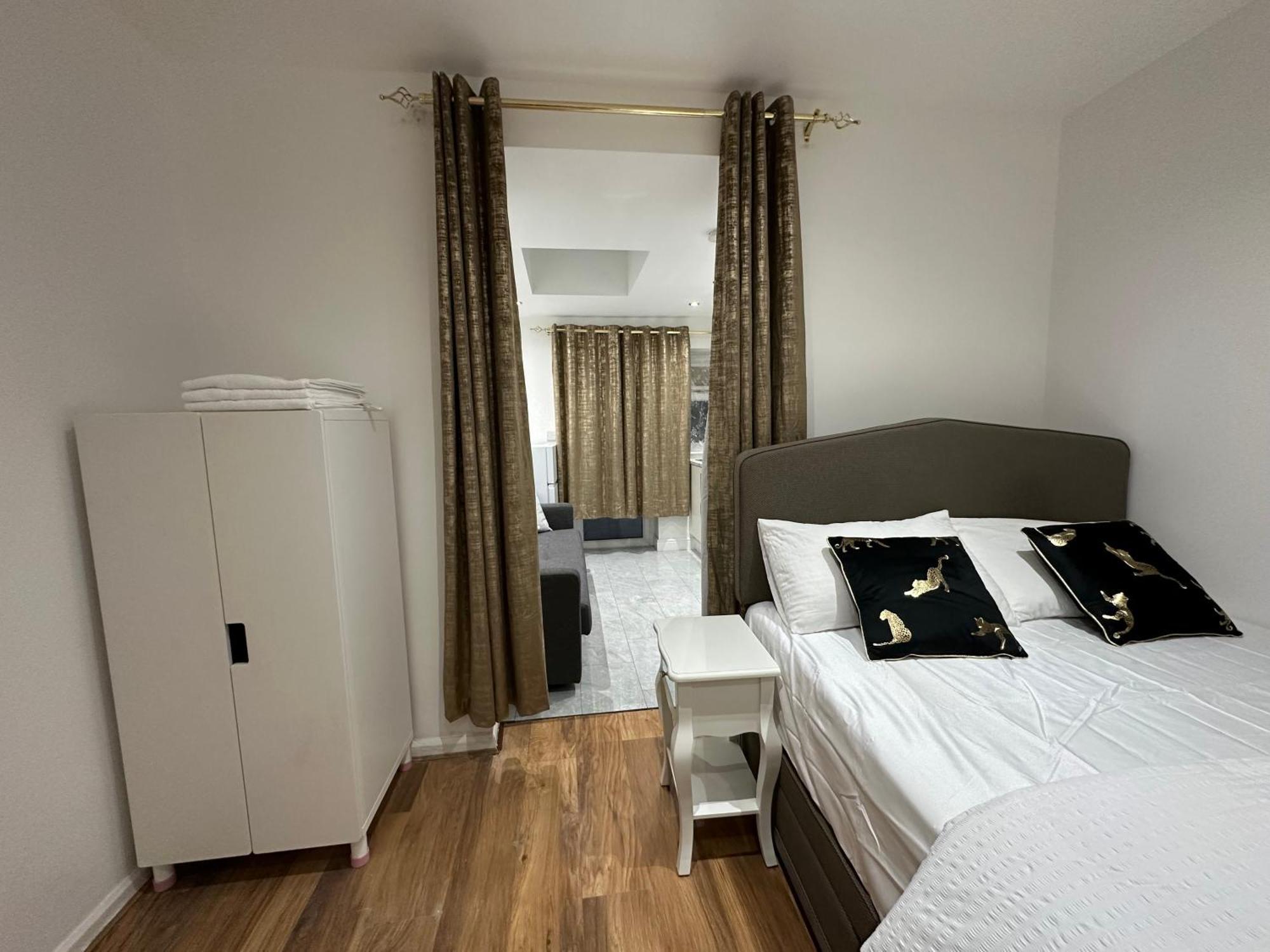 4Th Studio Flat With Private Own Bathroom A London Luxury Family Home Setup And Furnished With Double Bed Plus A Double Futon-Sofa Bed A Single Futon Bed A Baby Cot And Garden And Free Parking Eksteriør bilde