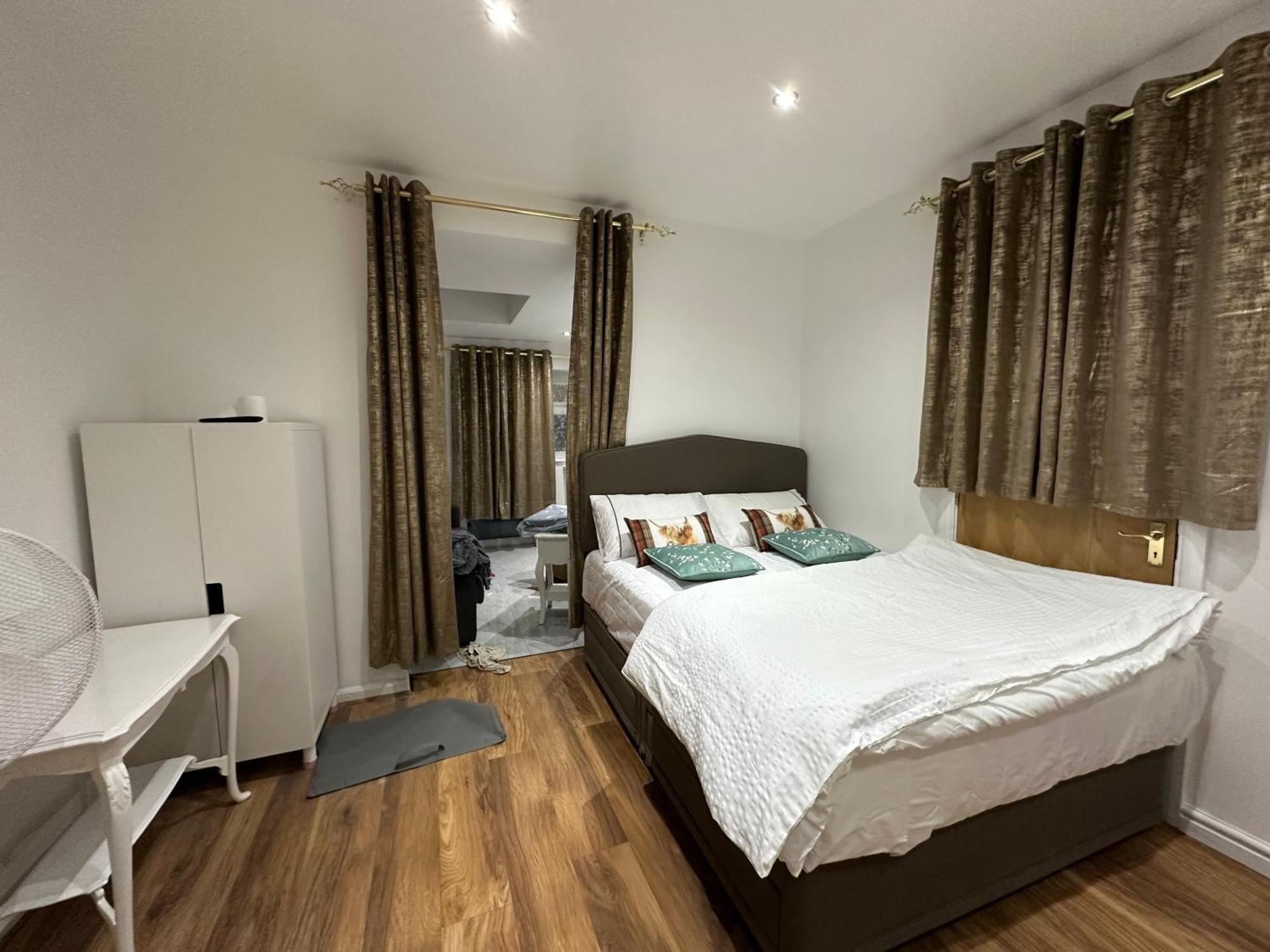 4Th Studio Flat With Private Own Bathroom A London Luxury Family Home Setup And Furnished With Double Bed Plus A Double Futon-Sofa Bed A Single Futon Bed A Baby Cot And Garden And Free Parking Eksteriør bilde