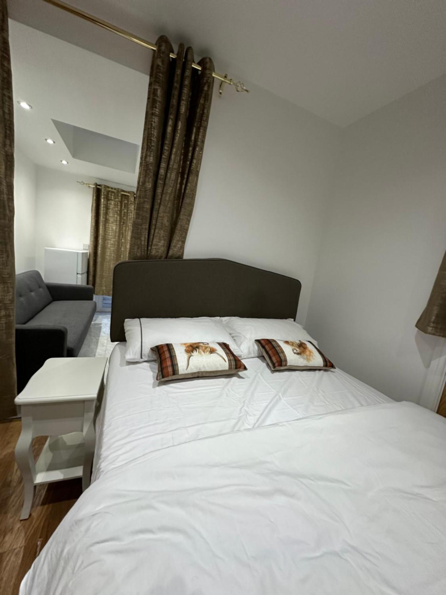 4Th Studio Flat With Private Own Bathroom A London Luxury Family Home Setup And Furnished With Double Bed Plus A Double Futon-Sofa Bed A Single Futon Bed A Baby Cot And Garden And Free Parking Eksteriør bilde