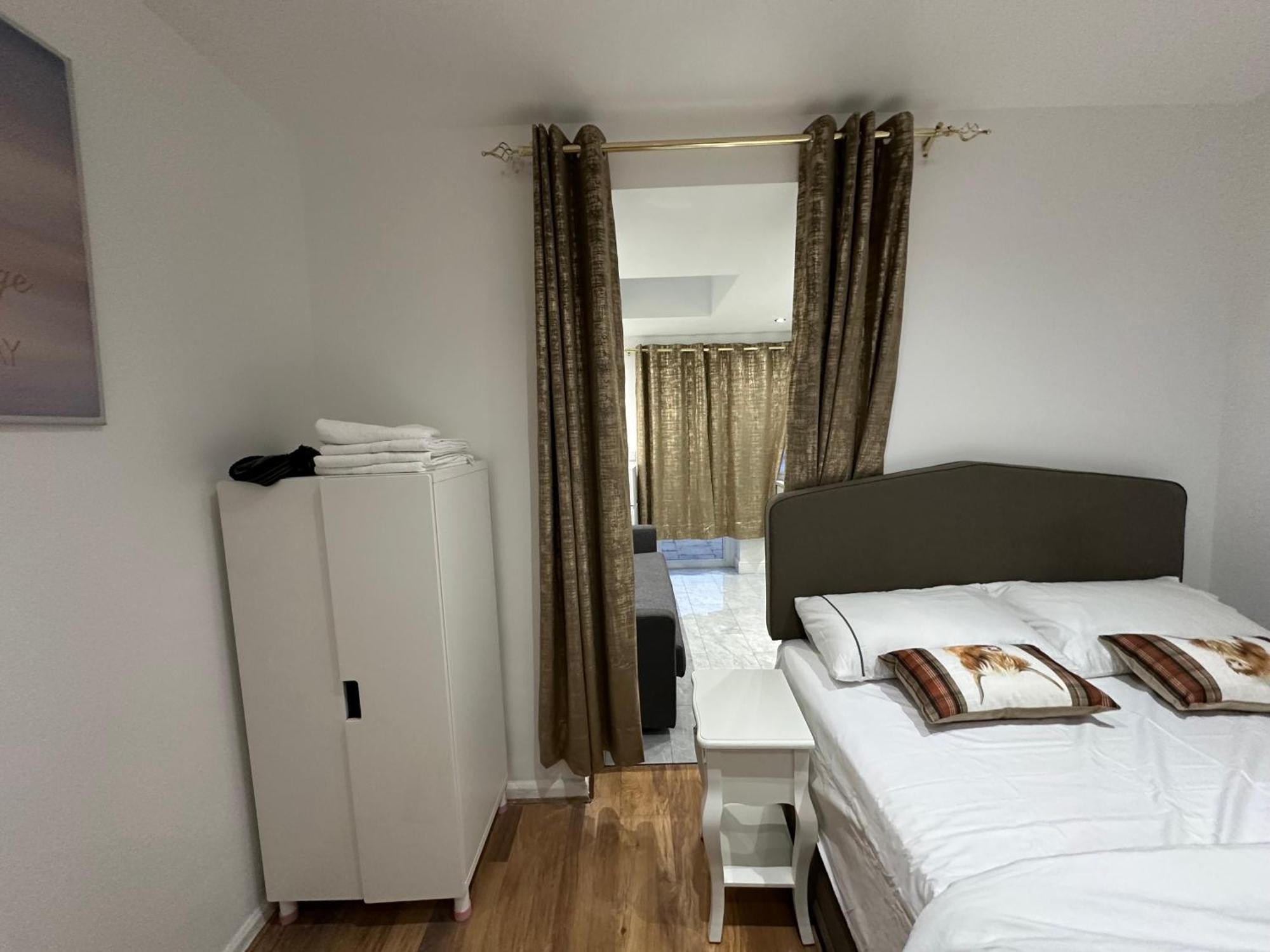4Th Studio Flat With Private Own Bathroom A London Luxury Family Home Setup And Furnished With Double Bed Plus A Double Futon-Sofa Bed A Single Futon Bed A Baby Cot And Garden And Free Parking Eksteriør bilde