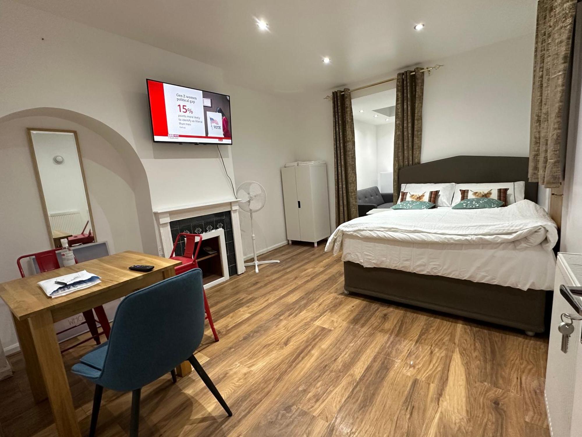 4Th Studio Flat With Private Own Bathroom A London Luxury Family Home Setup And Furnished With Double Bed Plus A Double Futon-Sofa Bed A Single Futon Bed A Baby Cot And Garden And Free Parking Eksteriør bilde