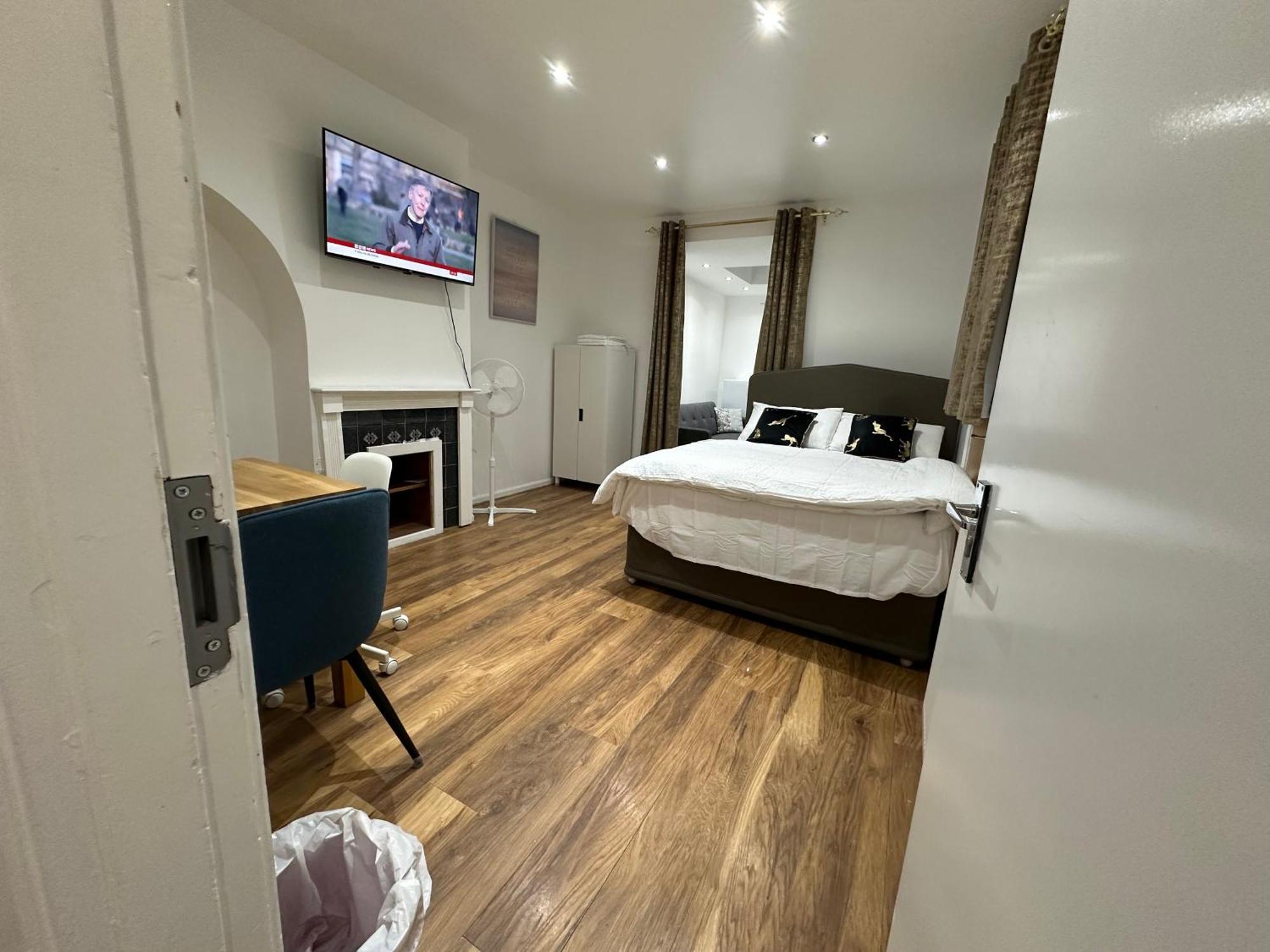 4Th Studio Flat With Private Own Bathroom A London Luxury Family Home Setup And Furnished With Double Bed Plus A Double Futon-Sofa Bed A Single Futon Bed A Baby Cot And Garden And Free Parking Eksteriør bilde