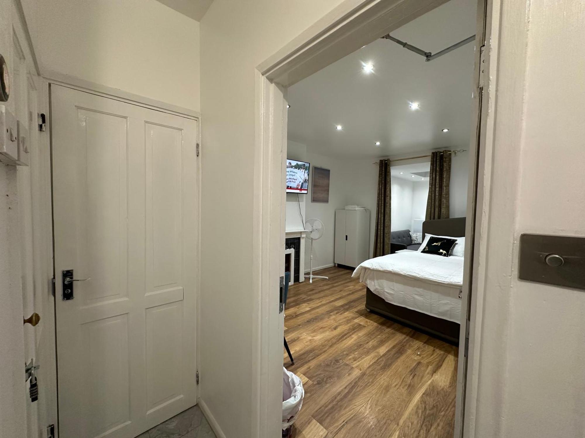 4Th Studio Flat With Private Own Bathroom A London Luxury Family Home Setup And Furnished With Double Bed Plus A Double Futon-Sofa Bed A Single Futon Bed A Baby Cot And Garden And Free Parking Eksteriør bilde