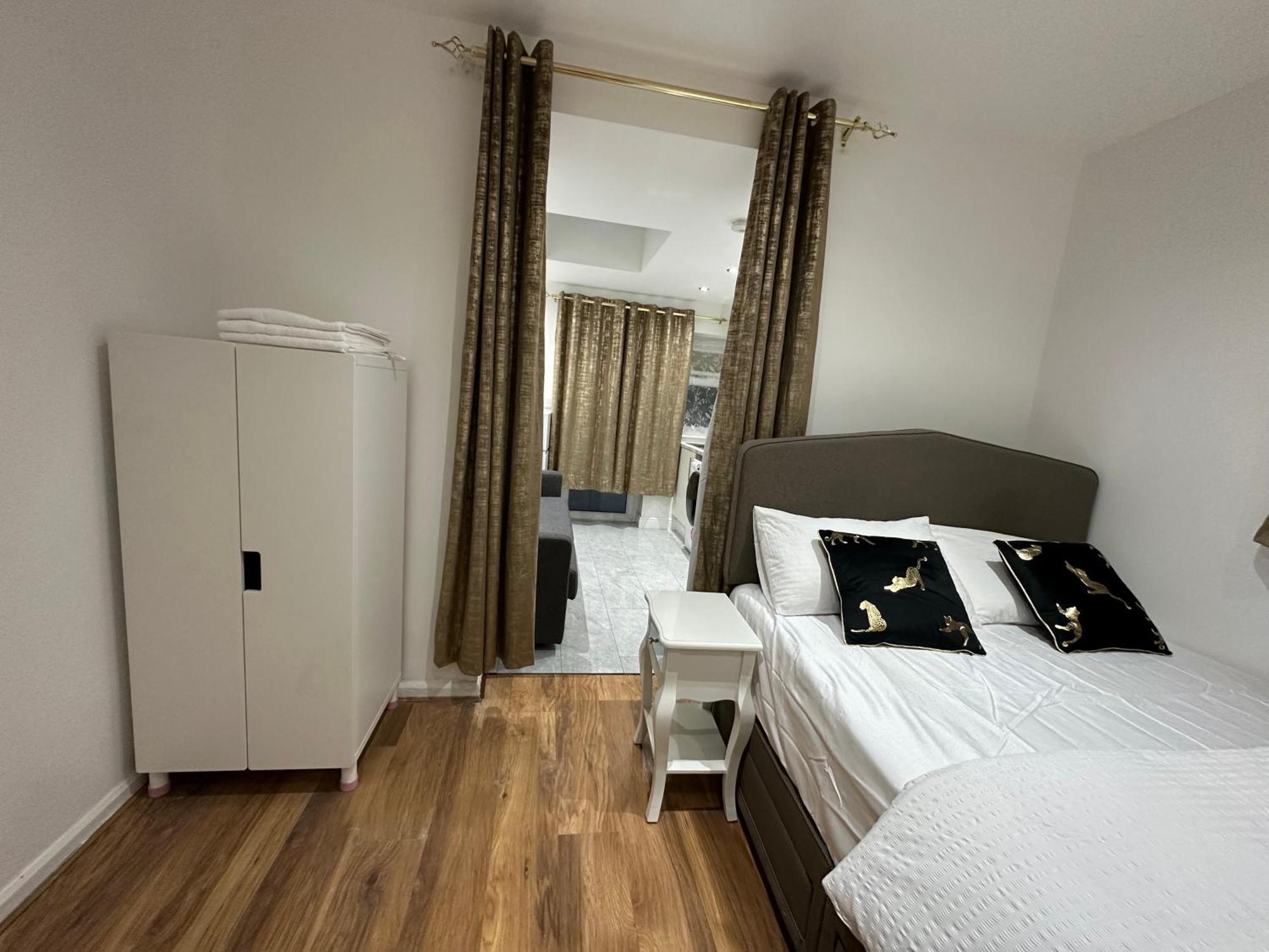 4Th Studio Flat With Private Own Bathroom A London Luxury Family Home Setup And Furnished With Double Bed Plus A Double Futon-Sofa Bed A Single Futon Bed A Baby Cot And Garden And Free Parking Eksteriør bilde