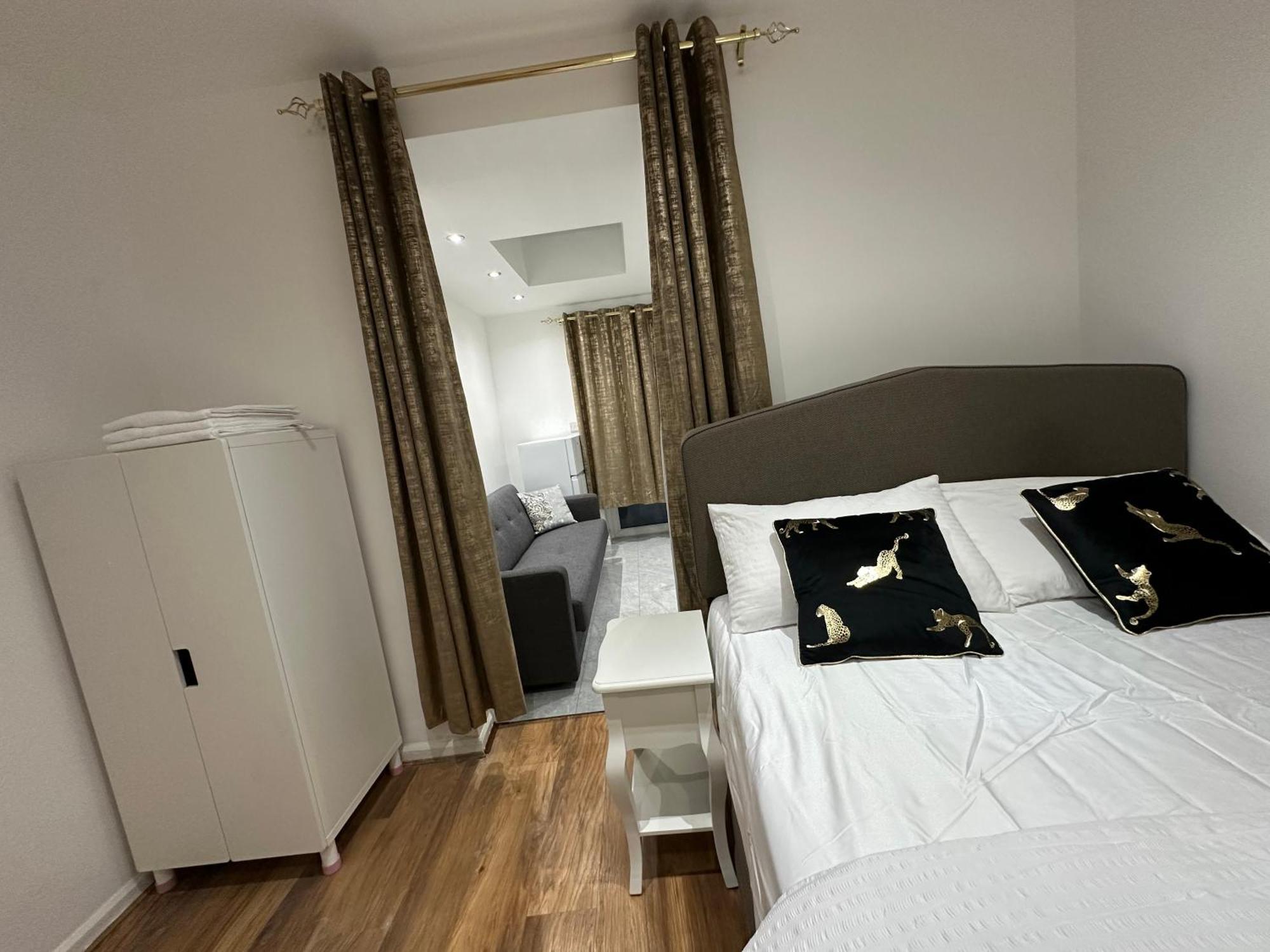 4Th Studio Flat With Private Own Bathroom A London Luxury Family Home Setup And Furnished With Double Bed Plus A Double Futon-Sofa Bed A Single Futon Bed A Baby Cot And Garden And Free Parking Eksteriør bilde