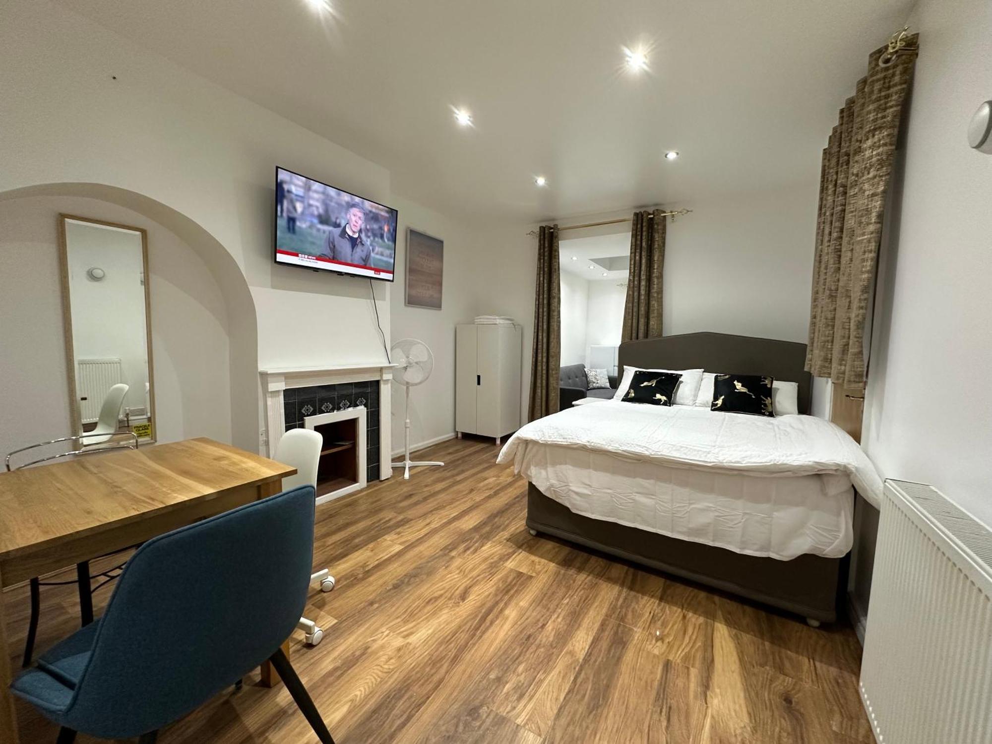 4Th Studio Flat With Private Own Bathroom A London Luxury Family Home Setup And Furnished With Double Bed Plus A Double Futon-Sofa Bed A Single Futon Bed A Baby Cot And Garden And Free Parking Eksteriør bilde