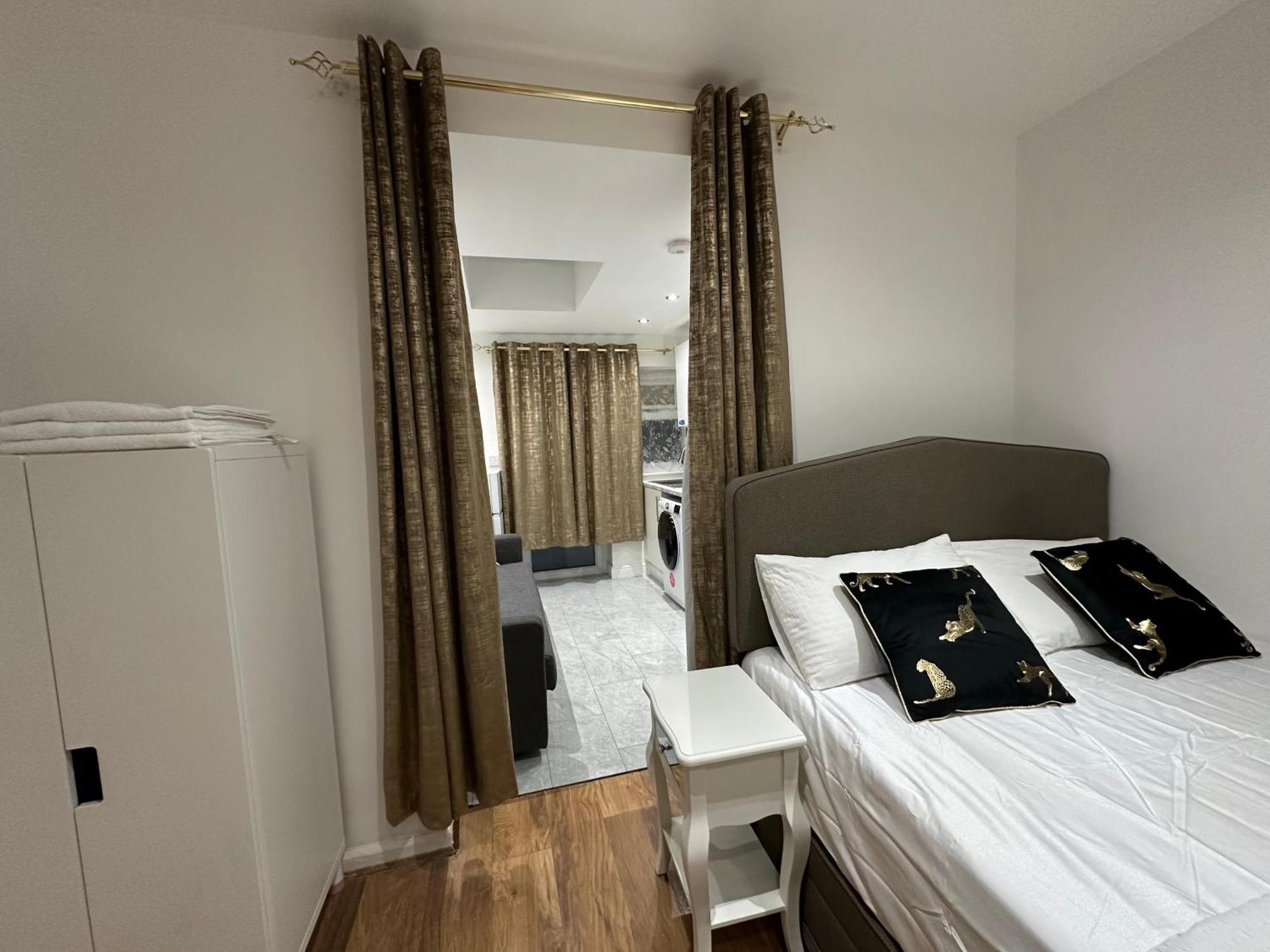 4Th Studio Flat With Private Own Bathroom A London Luxury Family Home Setup And Furnished With Double Bed Plus A Double Futon-Sofa Bed A Single Futon Bed A Baby Cot And Garden And Free Parking Eksteriør bilde