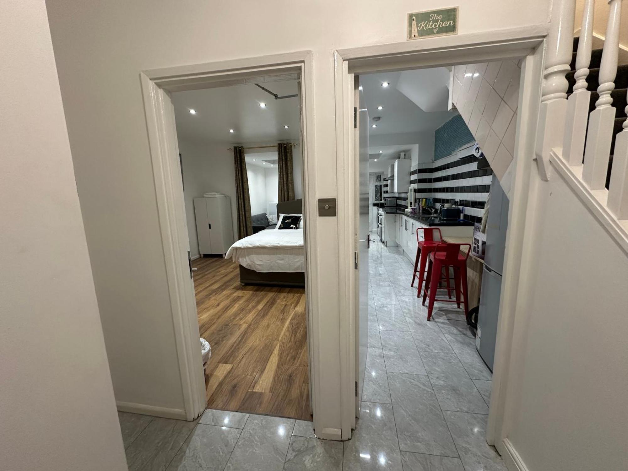 4Th Studio Flat With Private Own Bathroom A London Luxury Family Home Setup And Furnished With Double Bed Plus A Double Futon-Sofa Bed A Single Futon Bed A Baby Cot And Garden And Free Parking Eksteriør bilde