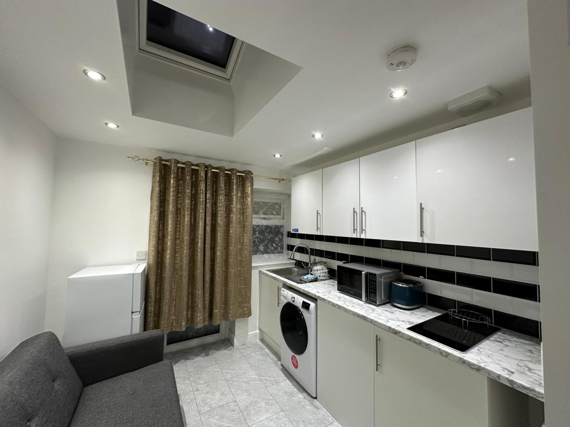 4Th Studio Flat With Private Own Bathroom A London Luxury Family Home Setup And Furnished With Double Bed Plus A Double Futon-Sofa Bed A Single Futon Bed A Baby Cot And Garden And Free Parking Eksteriør bilde
