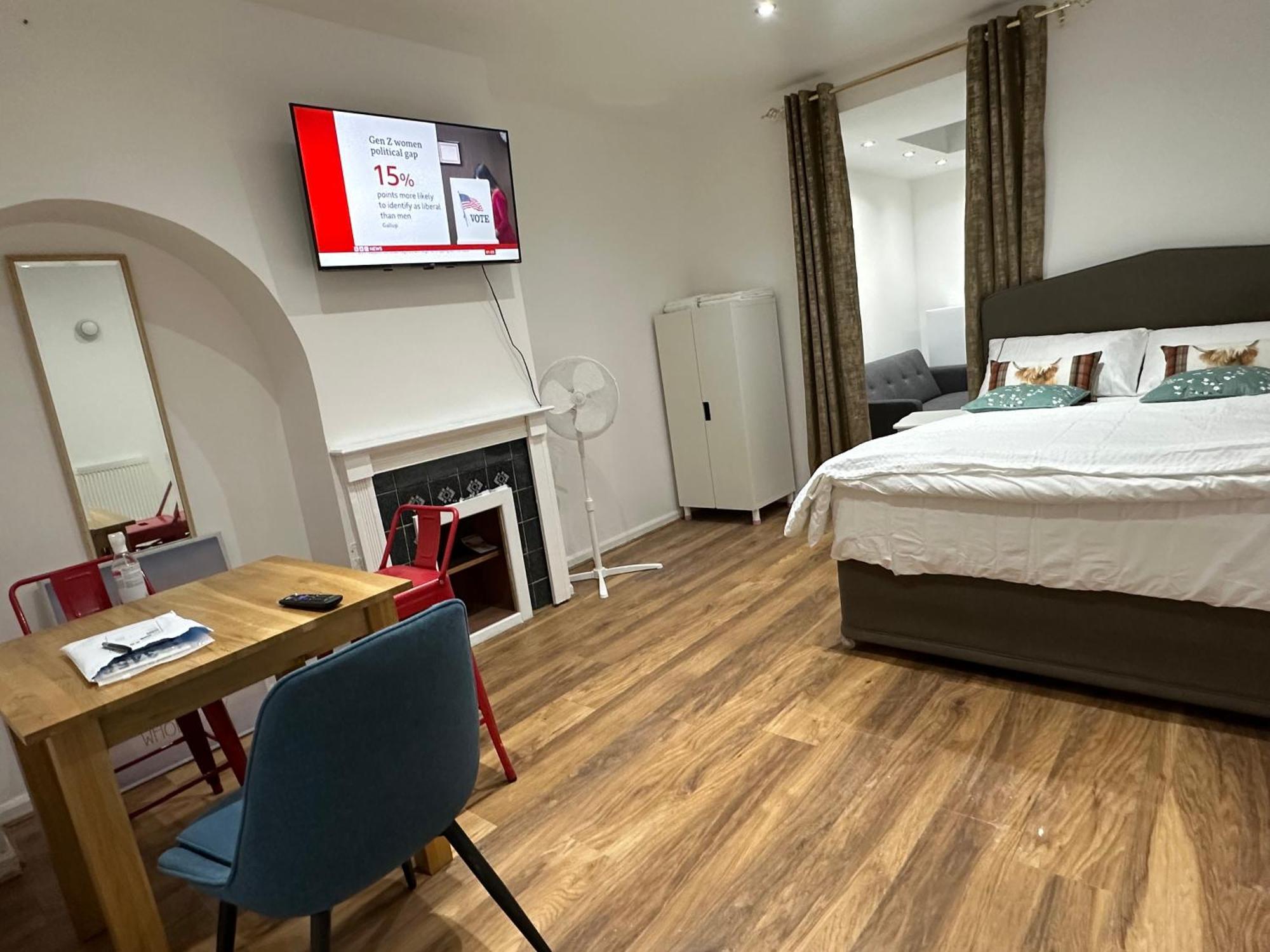 4Th Studio Flat With Private Own Bathroom A London Luxury Family Home Setup And Furnished With Double Bed Plus A Double Futon-Sofa Bed A Single Futon Bed A Baby Cot And Garden And Free Parking Eksteriør bilde