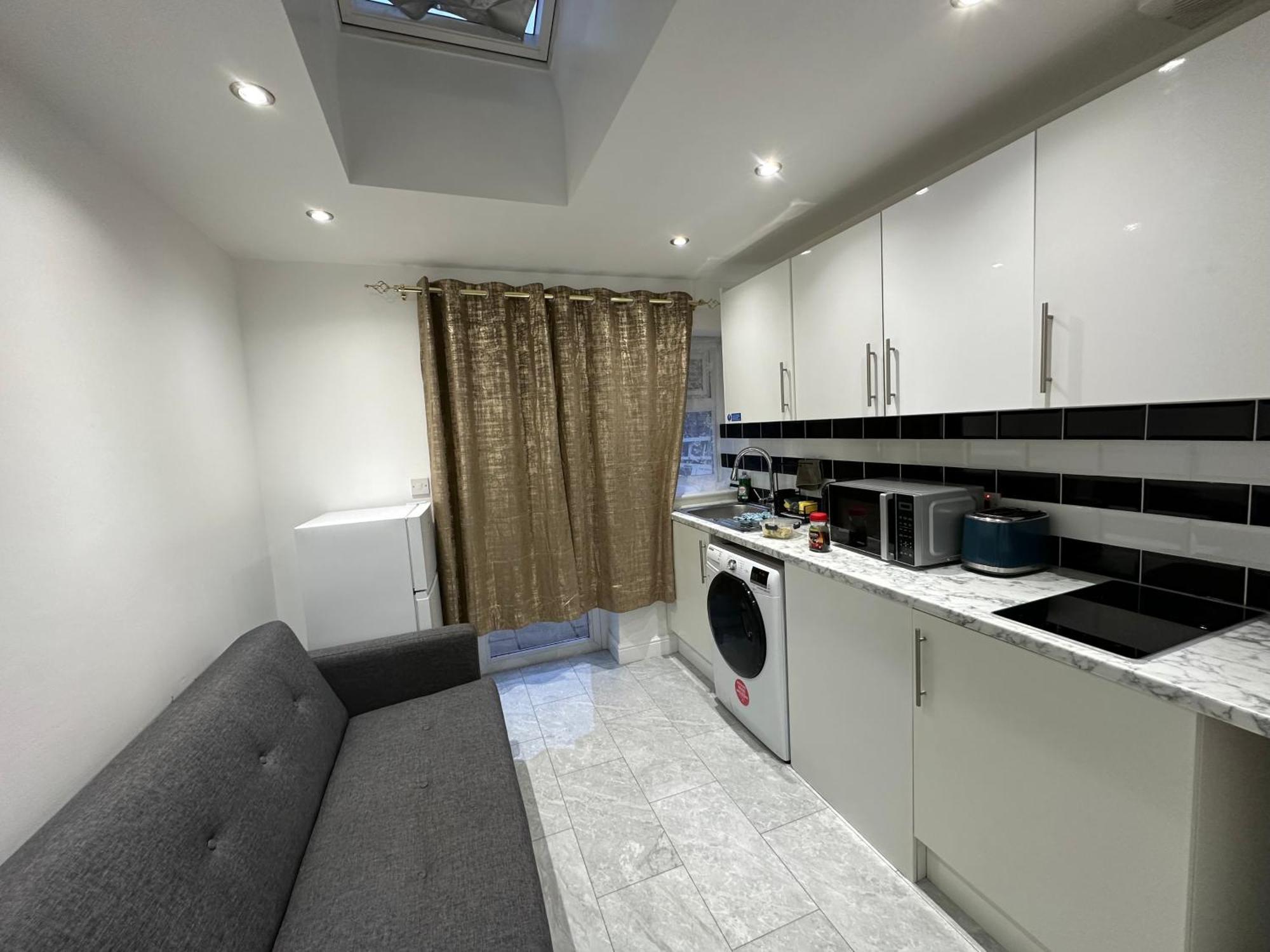 4Th Studio Flat With Private Own Bathroom A London Luxury Family Home Setup And Furnished With Double Bed Plus A Double Futon-Sofa Bed A Single Futon Bed A Baby Cot And Garden And Free Parking Eksteriør bilde