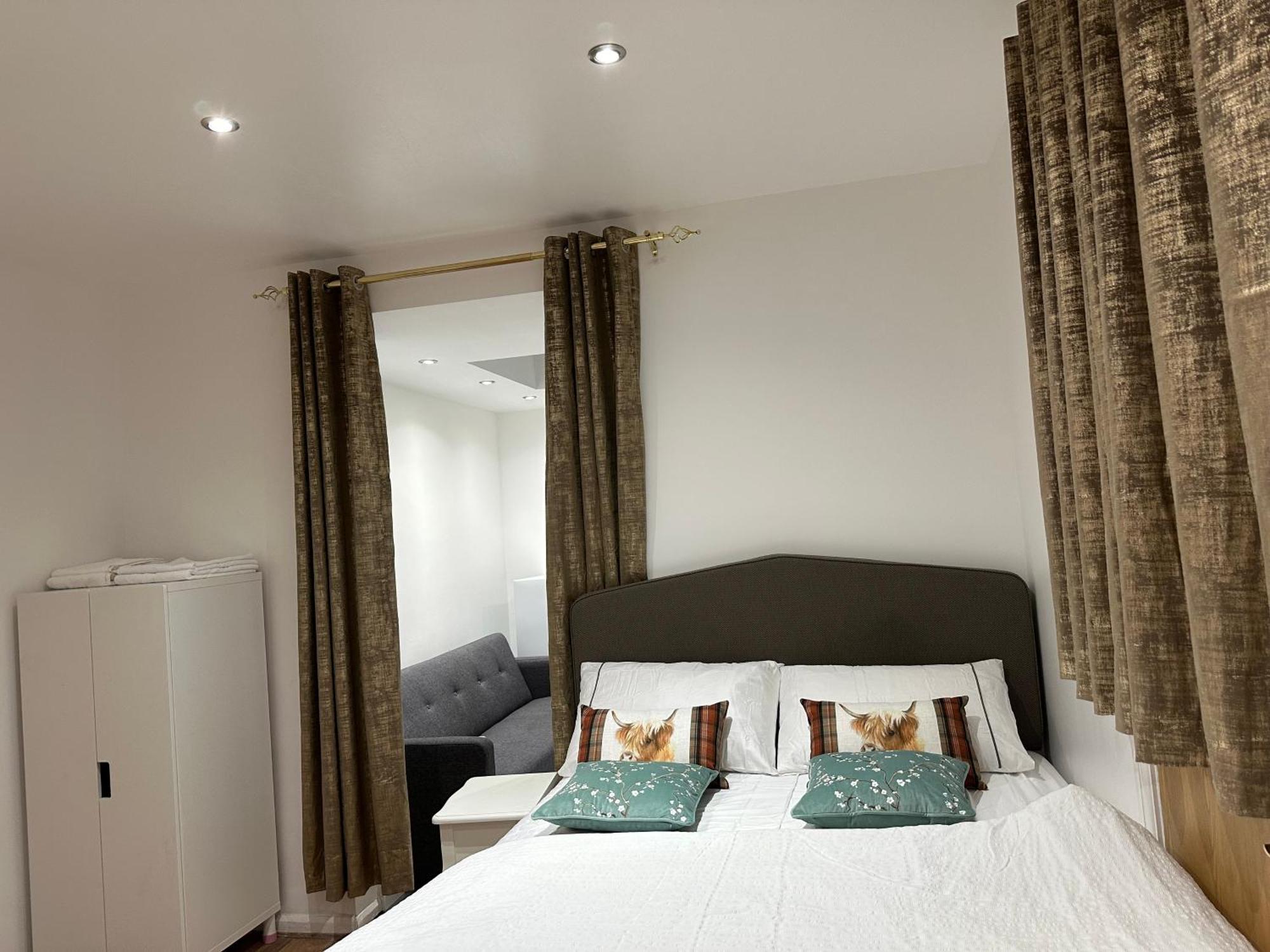 4Th Studio Flat With Private Own Bathroom A London Luxury Family Home Setup And Furnished With Double Bed Plus A Double Futon-Sofa Bed A Single Futon Bed A Baby Cot And Garden And Free Parking Eksteriør bilde