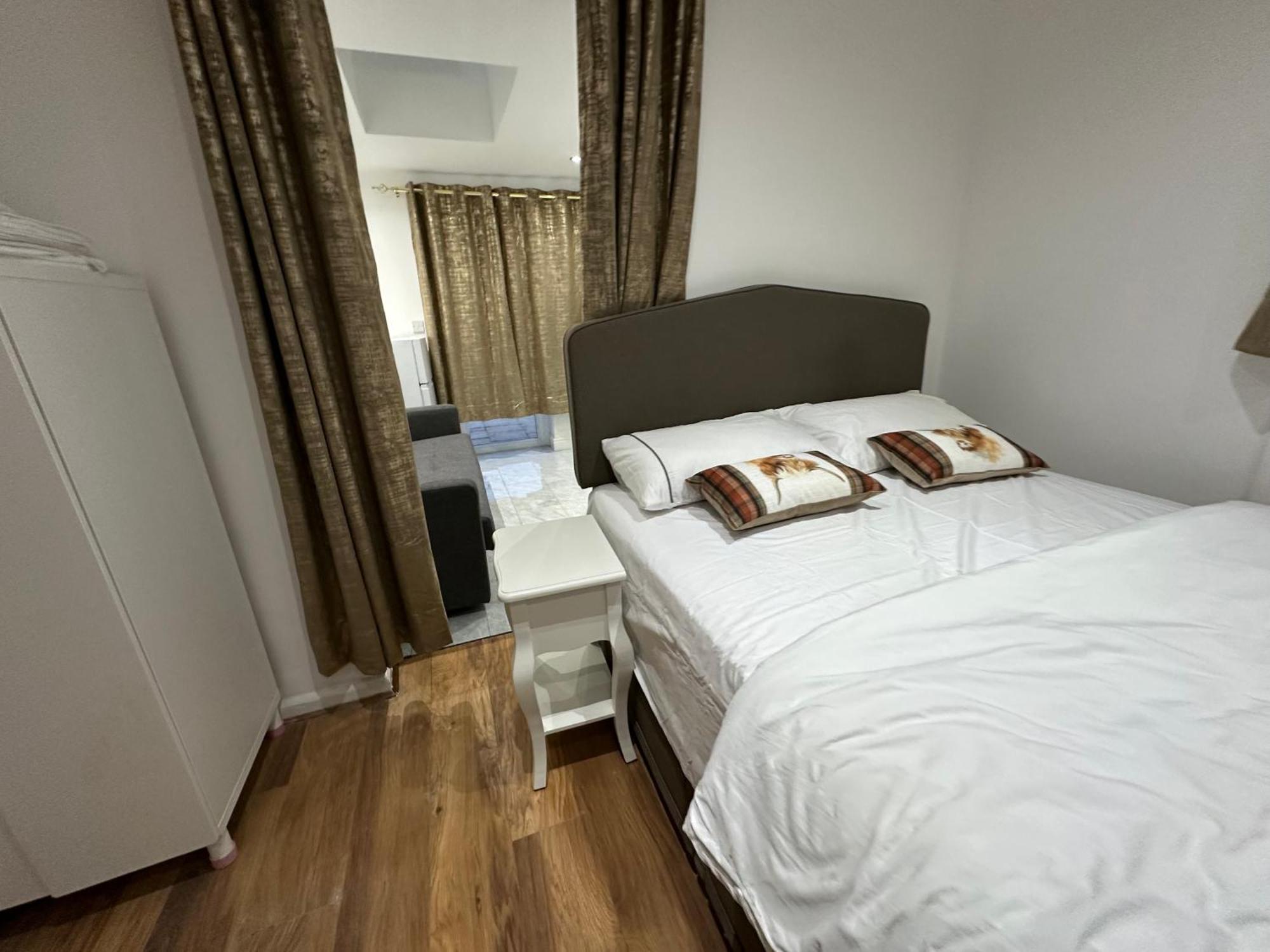 4Th Studio Flat With Private Own Bathroom A London Luxury Family Home Setup And Furnished With Double Bed Plus A Double Futon-Sofa Bed A Single Futon Bed A Baby Cot And Garden And Free Parking Eksteriør bilde