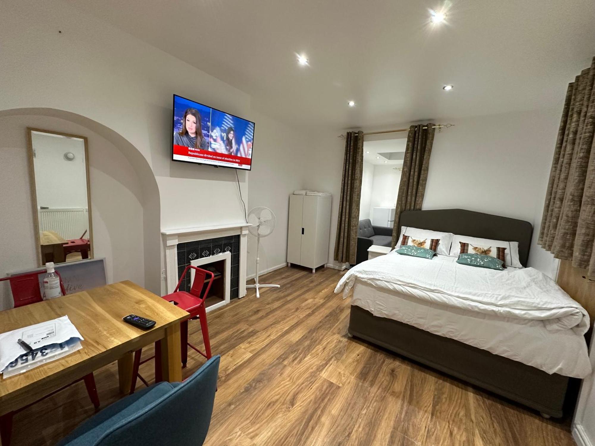 4Th Studio Flat With Private Own Bathroom A London Luxury Family Home Setup And Furnished With Double Bed Plus A Double Futon-Sofa Bed A Single Futon Bed A Baby Cot And Garden And Free Parking Eksteriør bilde