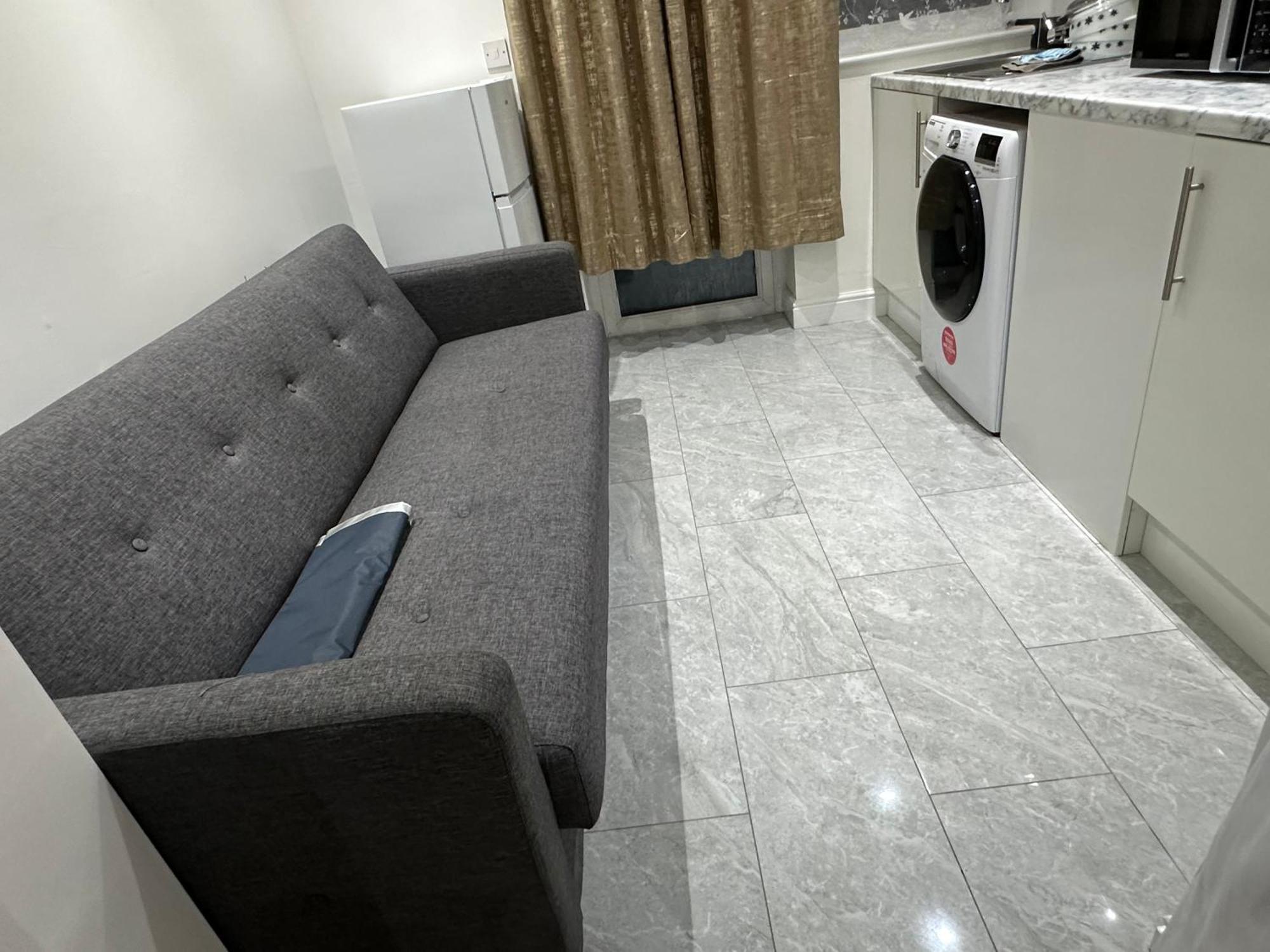 4Th Studio Flat With Private Own Bathroom A London Luxury Family Home Setup And Furnished With Double Bed Plus A Double Futon-Sofa Bed A Single Futon Bed A Baby Cot And Garden And Free Parking Eksteriør bilde