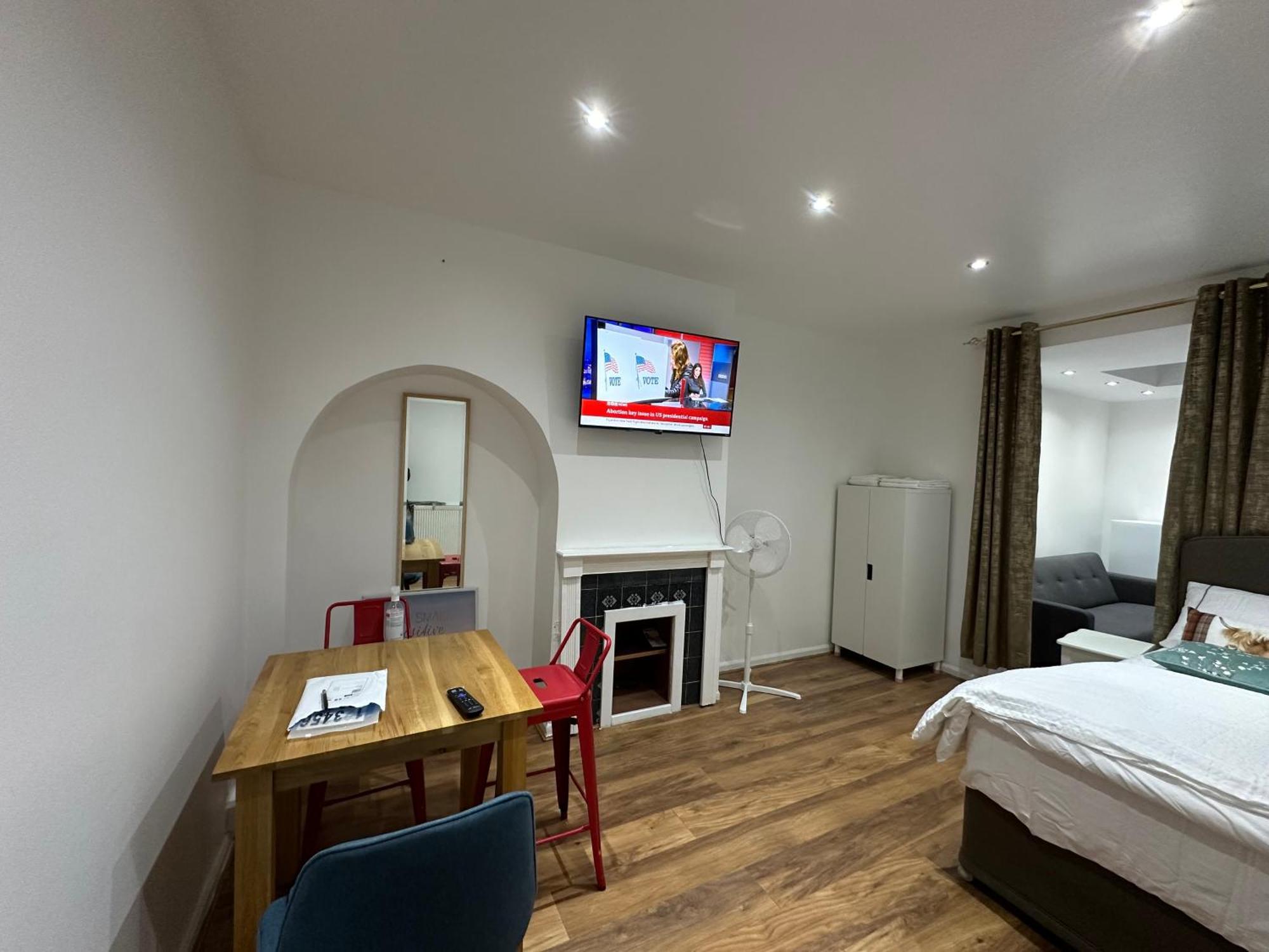 4Th Studio Flat With Private Own Bathroom A London Luxury Family Home Setup And Furnished With Double Bed Plus A Double Futon-Sofa Bed A Single Futon Bed A Baby Cot And Garden And Free Parking Eksteriør bilde