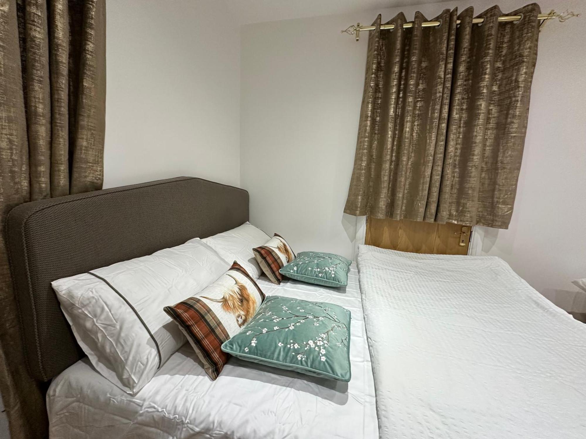 4Th Studio Flat With Private Own Bathroom A London Luxury Family Home Setup And Furnished With Double Bed Plus A Double Futon-Sofa Bed A Single Futon Bed A Baby Cot And Garden And Free Parking Eksteriør bilde