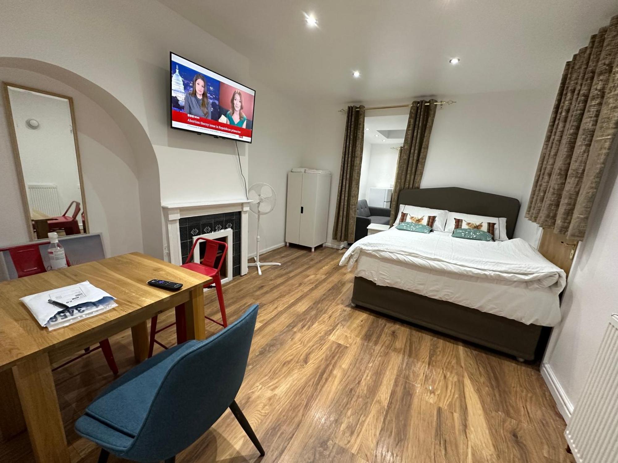 4Th Studio Flat With Private Own Bathroom A London Luxury Family Home Setup And Furnished With Double Bed Plus A Double Futon-Sofa Bed A Single Futon Bed A Baby Cot And Garden And Free Parking Eksteriør bilde