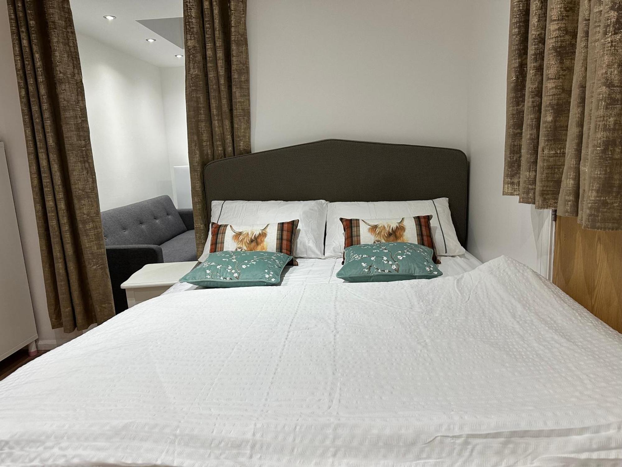 4Th Studio Flat With Private Own Bathroom A London Luxury Family Home Setup And Furnished With Double Bed Plus A Double Futon-Sofa Bed A Single Futon Bed A Baby Cot And Garden And Free Parking Eksteriør bilde