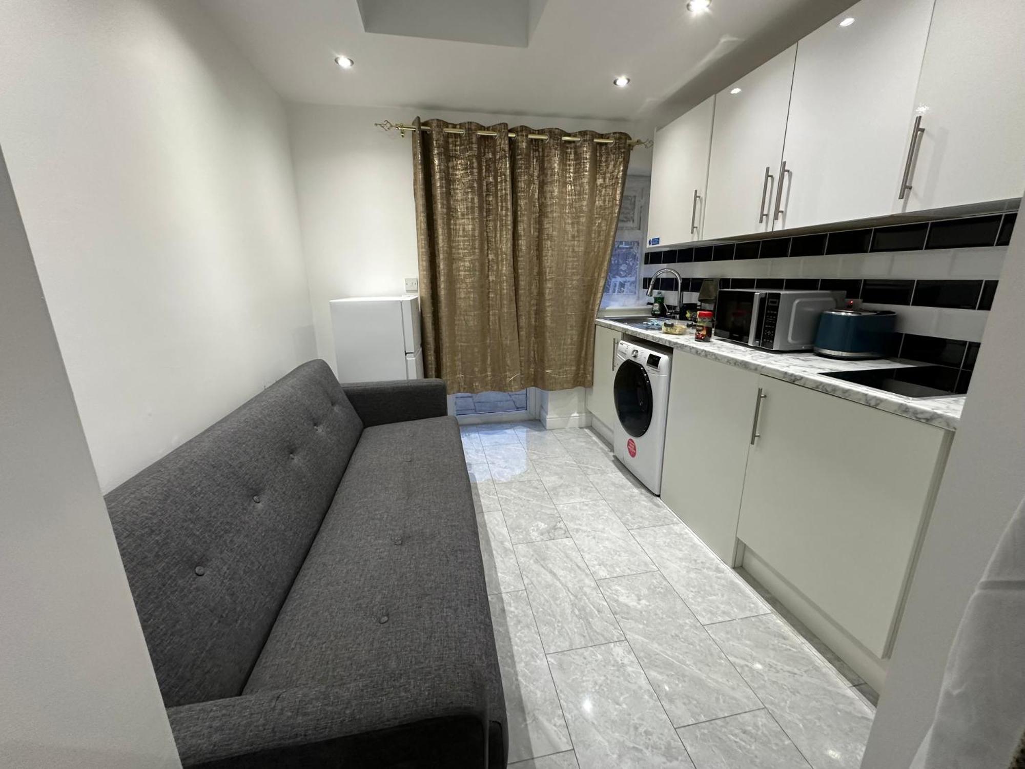4Th Studio Flat With Private Own Bathroom A London Luxury Family Home Setup And Furnished With Double Bed Plus A Double Futon-Sofa Bed A Single Futon Bed A Baby Cot And Garden And Free Parking Eksteriør bilde