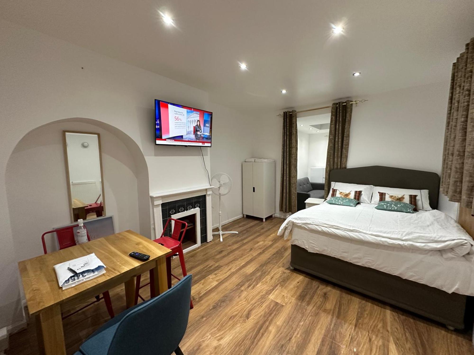 4Th Studio Flat With Private Own Bathroom A London Luxury Family Home Setup And Furnished With Double Bed Plus A Double Futon-Sofa Bed A Single Futon Bed A Baby Cot And Garden And Free Parking Eksteriør bilde