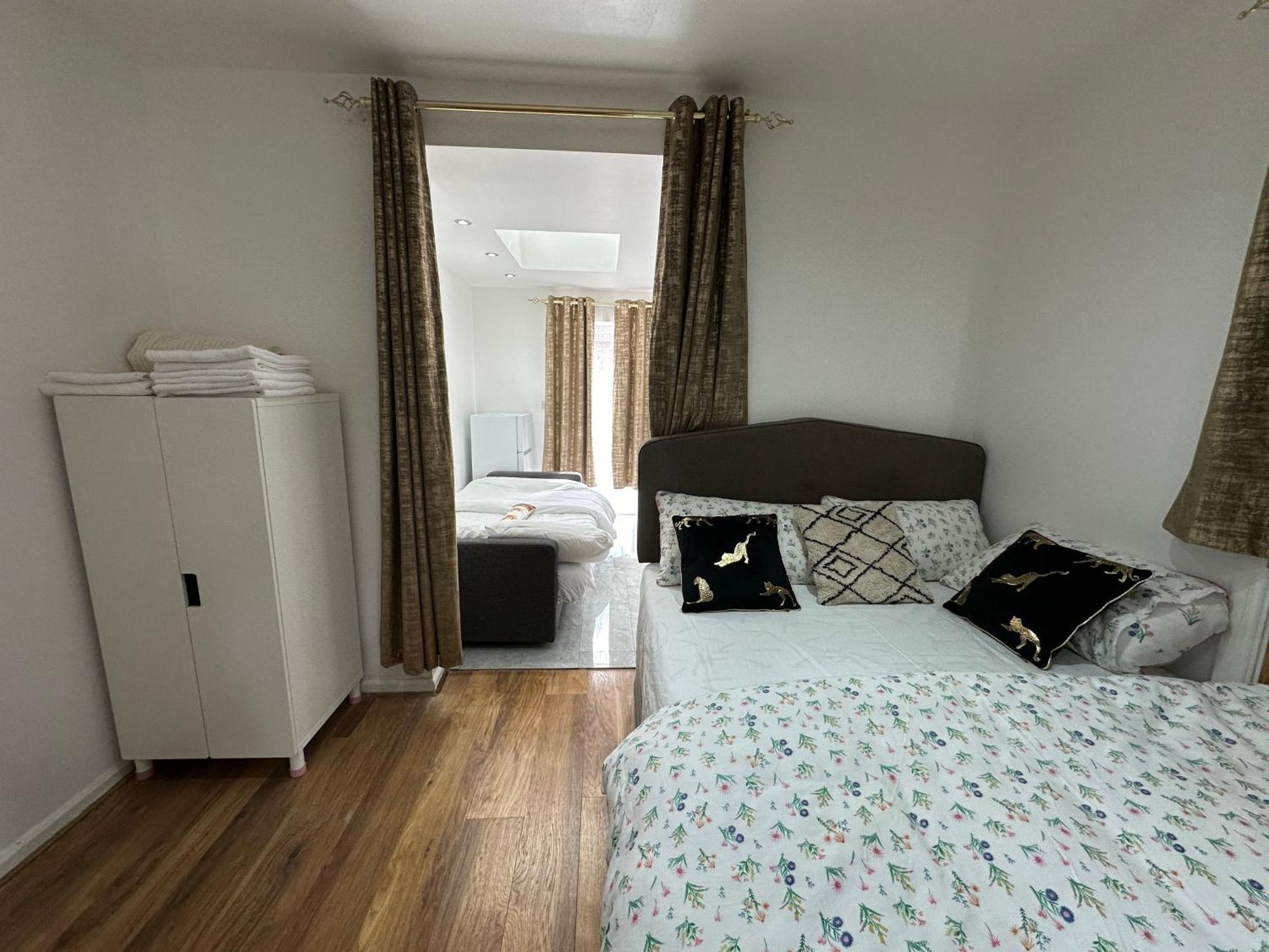 4Th Studio Flat With Private Own Bathroom A London Luxury Family Home Setup And Furnished With Double Bed Plus A Double Futon-Sofa Bed A Single Futon Bed A Baby Cot And Garden And Free Parking Eksteriør bilde
