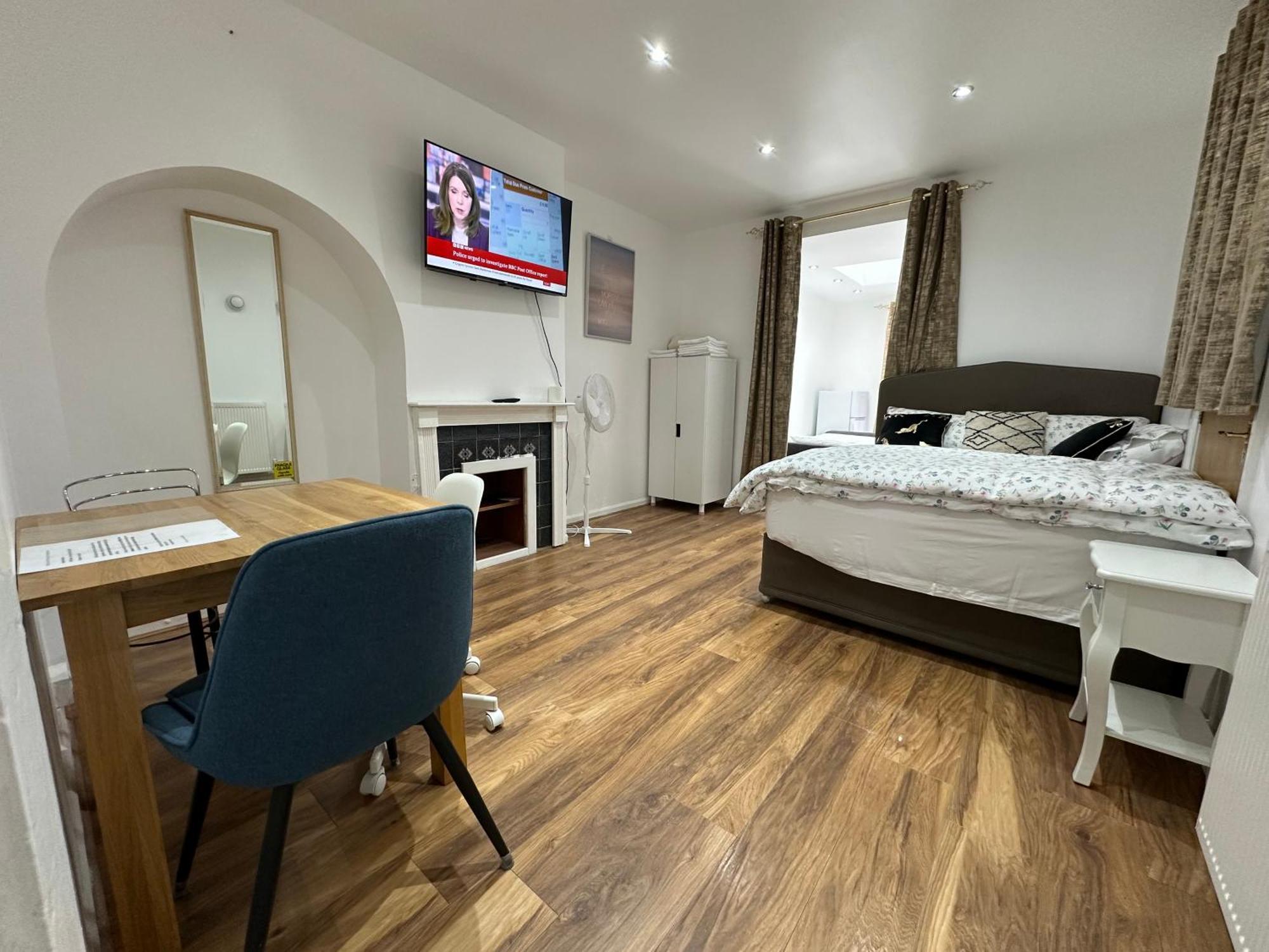 4Th Studio Flat With Private Own Bathroom A London Luxury Family Home Setup And Furnished With Double Bed Plus A Double Futon-Sofa Bed A Single Futon Bed A Baby Cot And Garden And Free Parking Eksteriør bilde