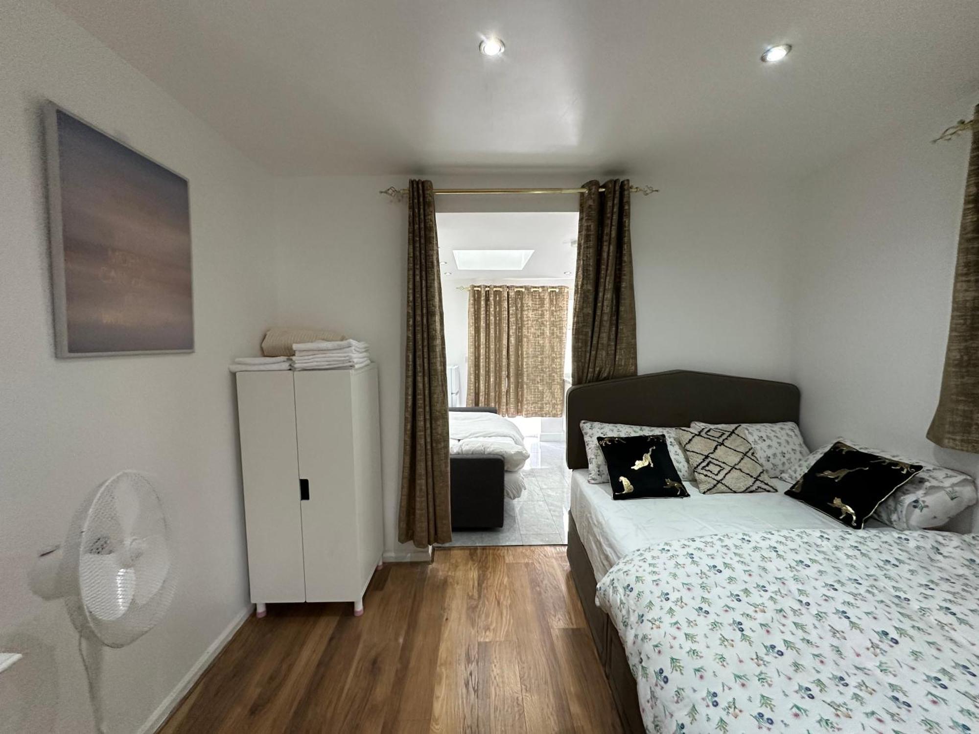 4Th Studio Flat With Private Own Bathroom A London Luxury Family Home Setup And Furnished With Double Bed Plus A Double Futon-Sofa Bed A Single Futon Bed A Baby Cot And Garden And Free Parking Eksteriør bilde
