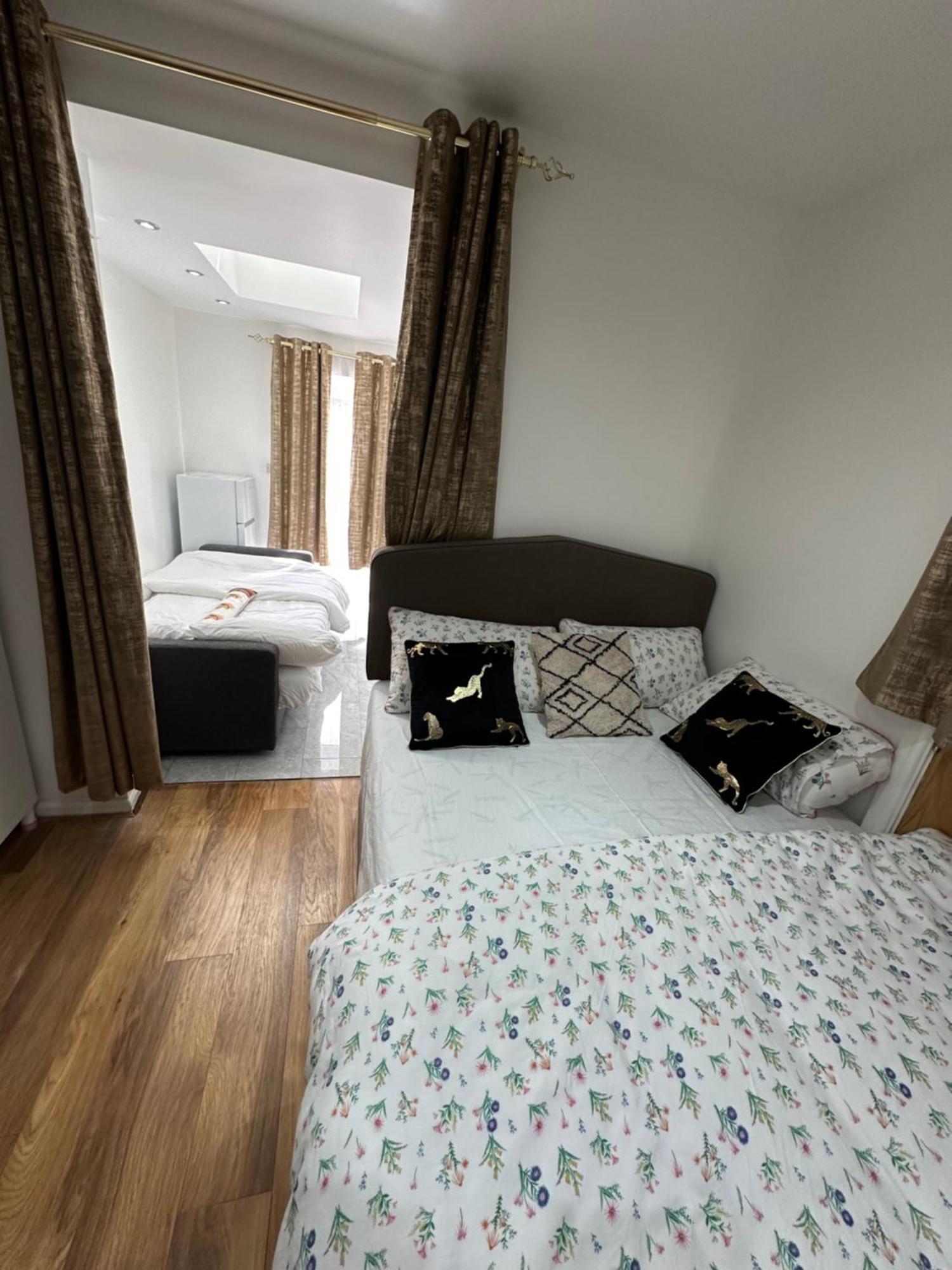 4Th Studio Flat With Private Own Bathroom A London Luxury Family Home Setup And Furnished With Double Bed Plus A Double Futon-Sofa Bed A Single Futon Bed A Baby Cot And Garden And Free Parking Eksteriør bilde