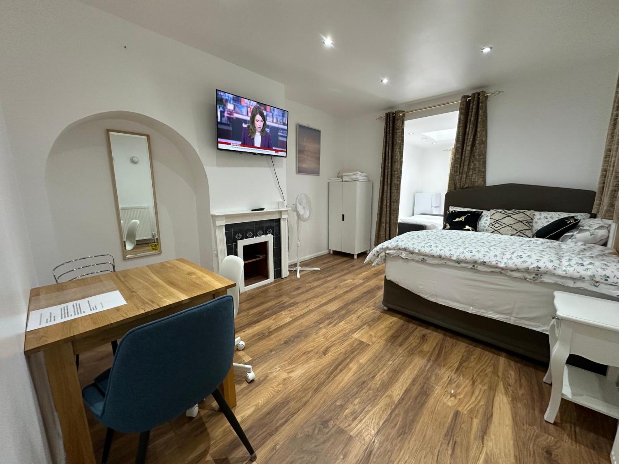 4Th Studio Flat With Private Own Bathroom A London Luxury Family Home Setup And Furnished With Double Bed Plus A Double Futon-Sofa Bed A Single Futon Bed A Baby Cot And Garden And Free Parking Eksteriør bilde