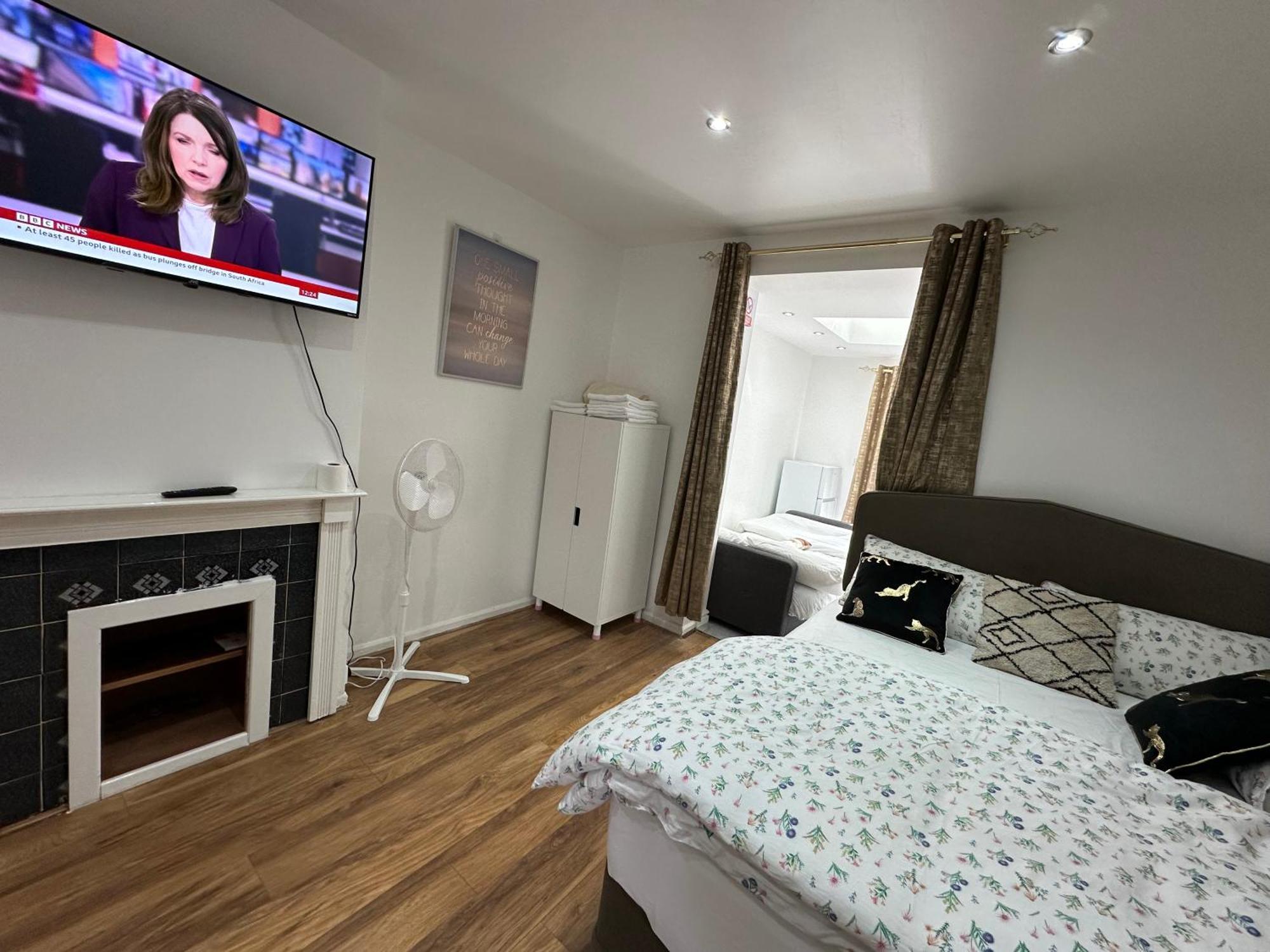 4Th Studio Flat With Private Own Bathroom A London Luxury Family Home Setup And Furnished With Double Bed Plus A Double Futon-Sofa Bed A Single Futon Bed A Baby Cot And Garden And Free Parking Eksteriør bilde