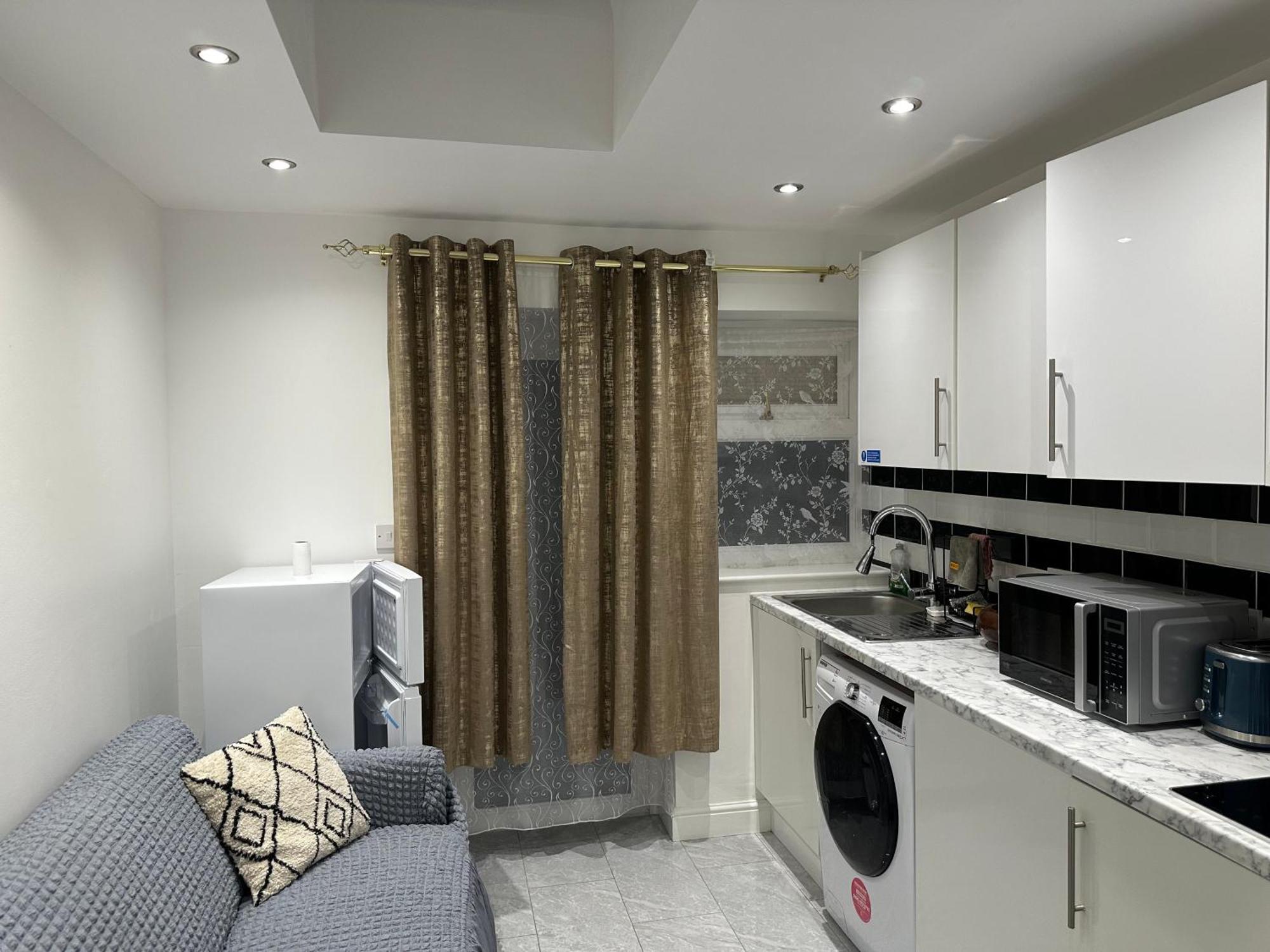 4Th Studio Flat With Private Own Bathroom A London Luxury Family Home Setup And Furnished With Double Bed Plus A Double Futon-Sofa Bed A Single Futon Bed A Baby Cot And Garden And Free Parking Eksteriør bilde