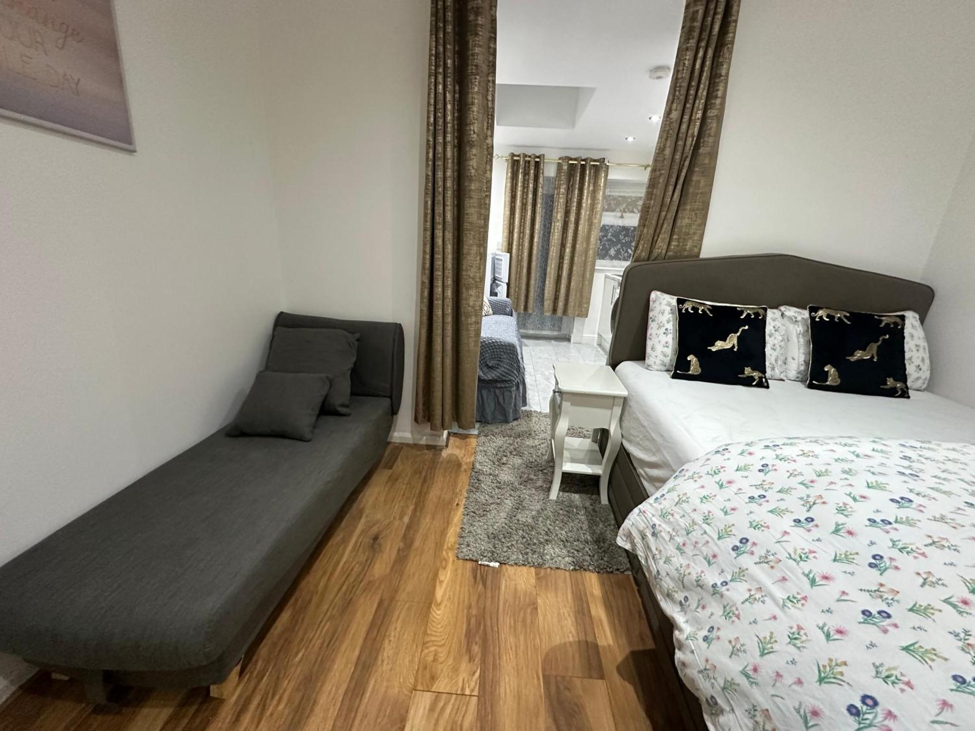4Th Studio Flat With Private Own Bathroom A London Luxury Family Home Setup And Furnished With Double Bed Plus A Double Futon-Sofa Bed A Single Futon Bed A Baby Cot And Garden And Free Parking Eksteriør bilde
