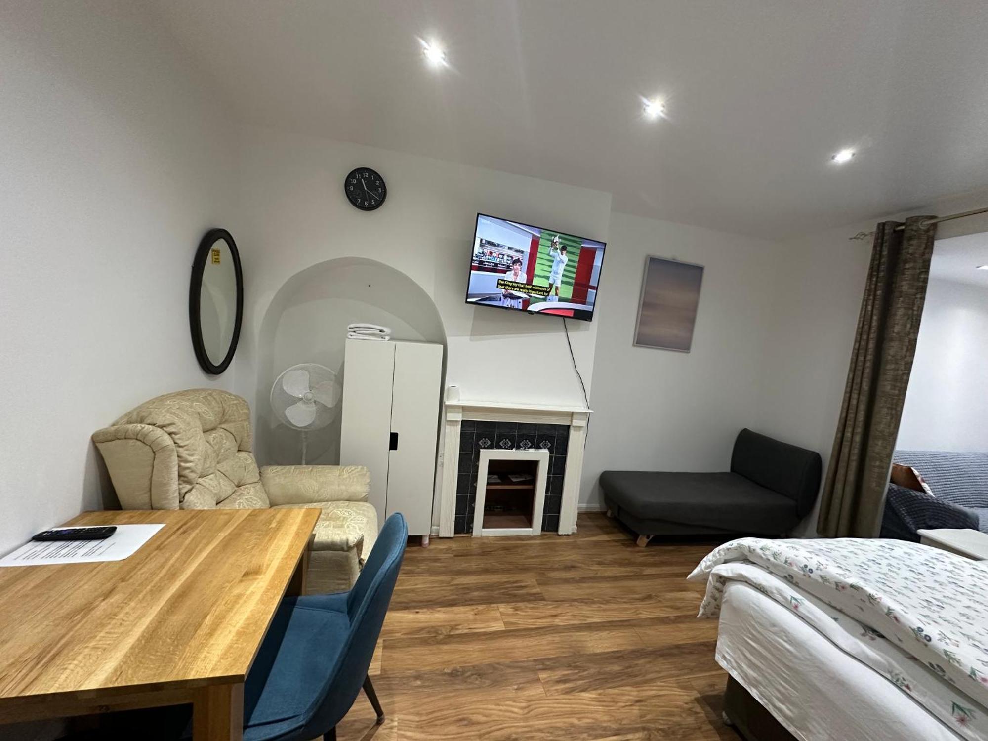 4Th Studio Flat With Private Own Bathroom A London Luxury Family Home Setup And Furnished With Double Bed Plus A Double Futon-Sofa Bed A Single Futon Bed A Baby Cot And Garden And Free Parking Eksteriør bilde