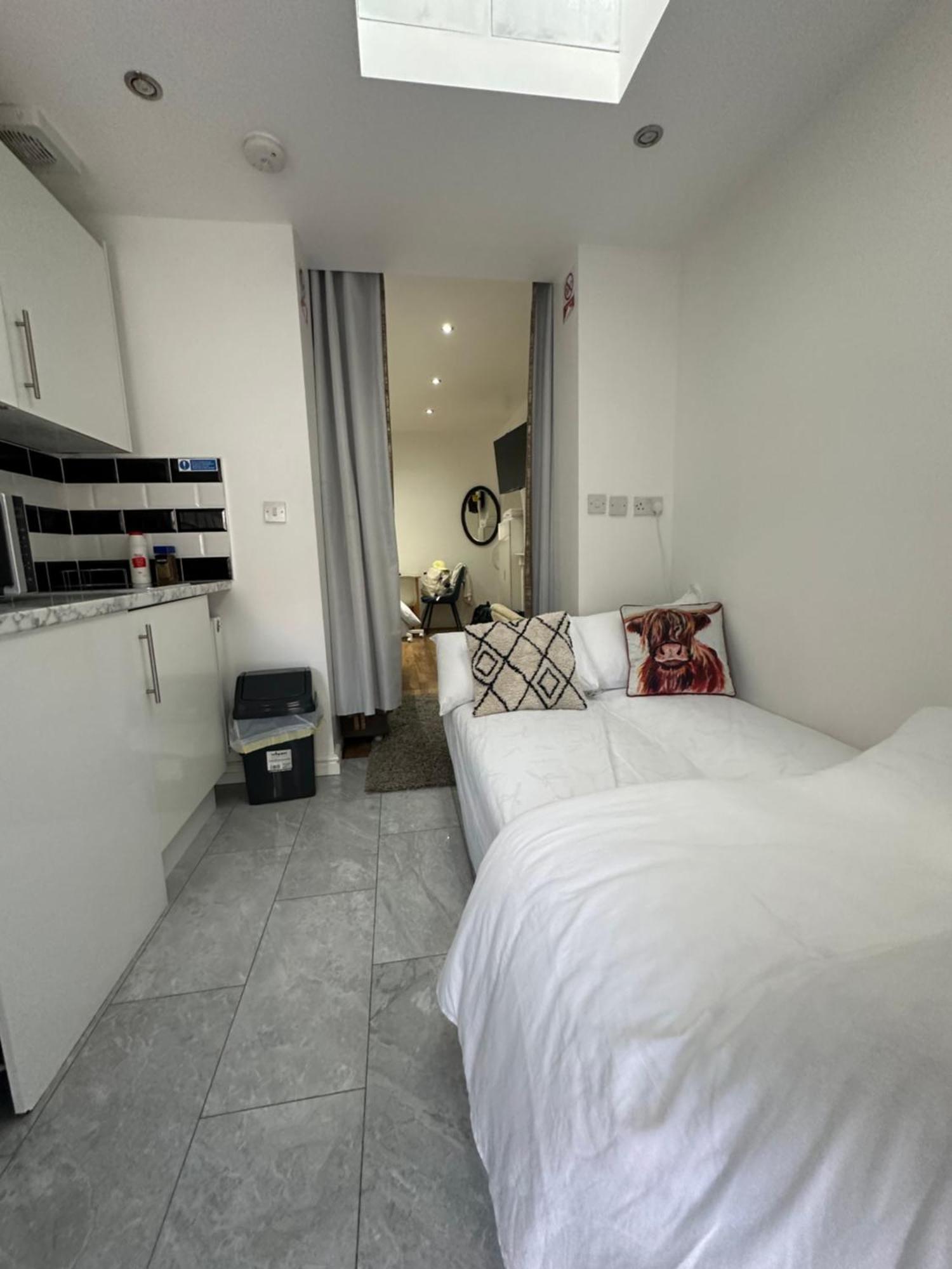 4Th Studio Flat With Private Own Bathroom A London Luxury Family Home Setup And Furnished With Double Bed Plus A Double Futon-Sofa Bed A Single Futon Bed A Baby Cot And Garden And Free Parking Eksteriør bilde