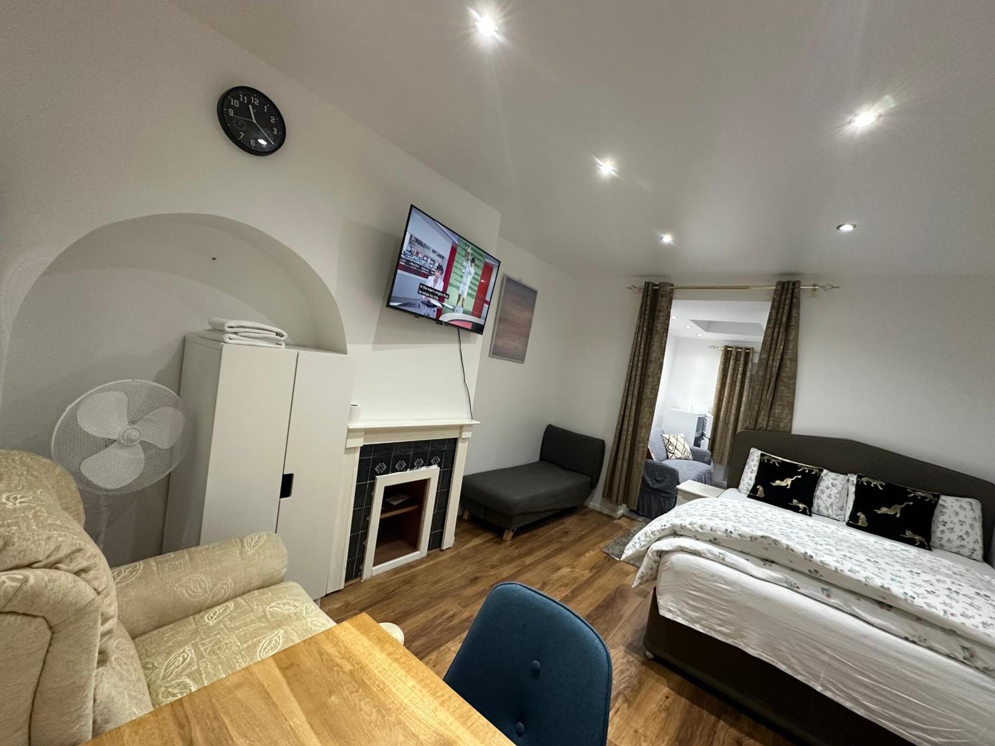 4Th Studio Flat With Private Own Bathroom A London Luxury Family Home Setup And Furnished With Double Bed Plus A Double Futon-Sofa Bed A Single Futon Bed A Baby Cot And Garden And Free Parking Eksteriør bilde