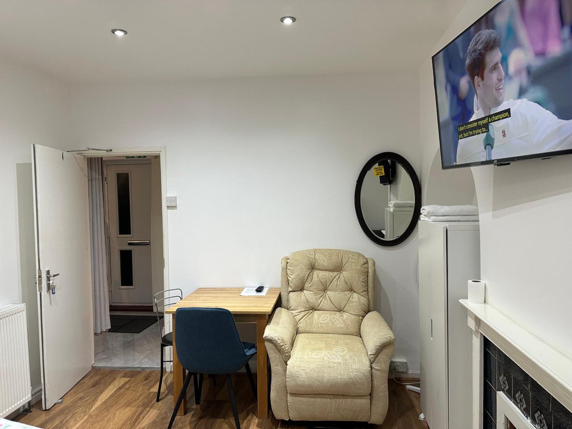 4Th Studio Flat With Private Own Bathroom A London Luxury Family Home Setup And Furnished With Double Bed Plus A Double Futon-Sofa Bed A Single Futon Bed A Baby Cot And Garden And Free Parking Eksteriør bilde