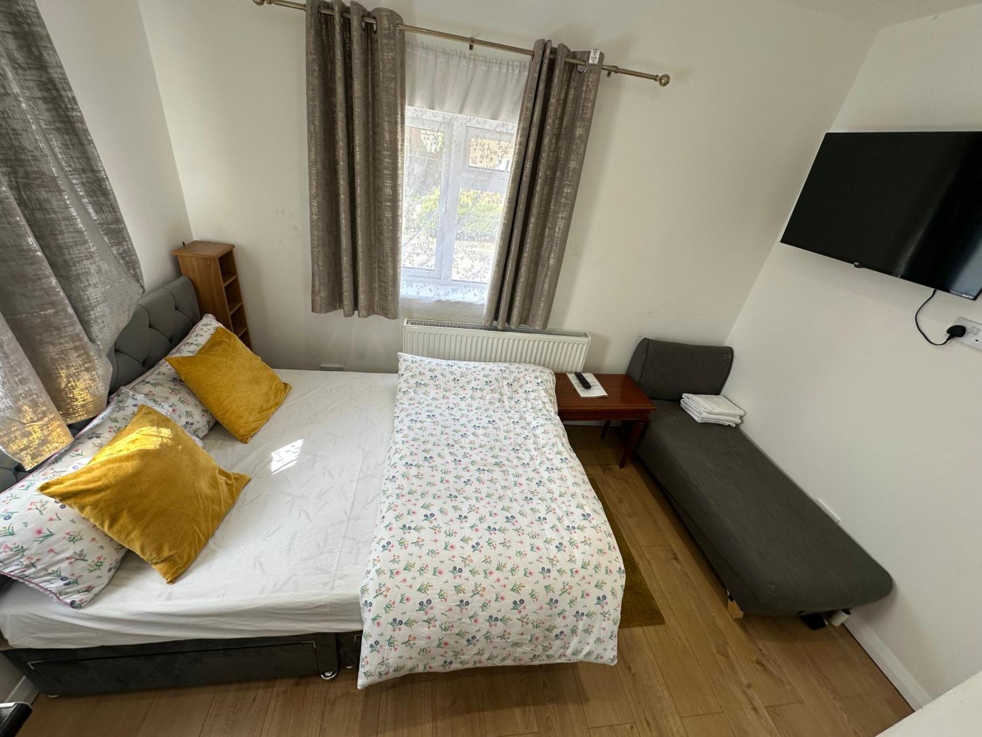 4Th Studio Flat With Private Own Bathroom A London Luxury Family Home Setup And Furnished With Double Bed Plus A Double Futon-Sofa Bed A Single Futon Bed A Baby Cot And Garden And Free Parking Eksteriør bilde